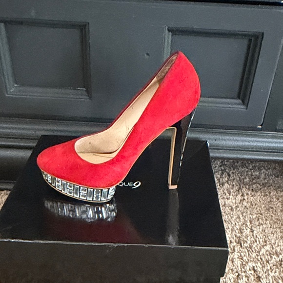 Boutique 9 Red Heels with Silver Details - Picture 3 of 4